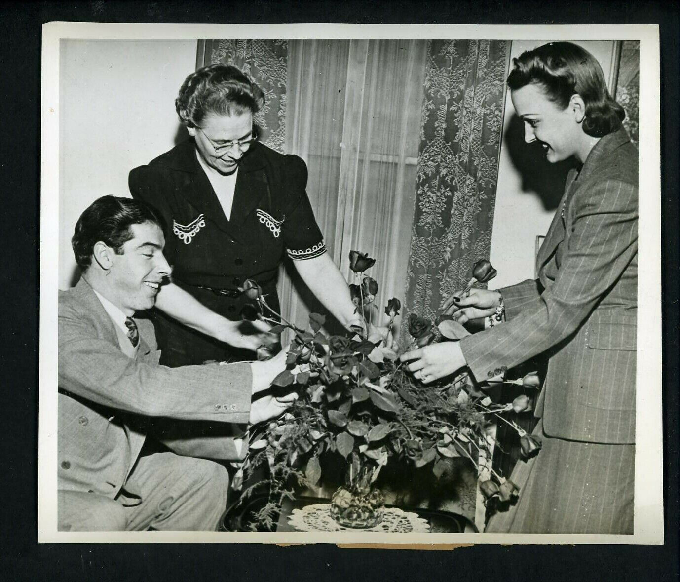 Joe DiMaggio wife Dorothy Arnold and mother Mrs. Olson 1941 Press Photo Poster painting Yankees