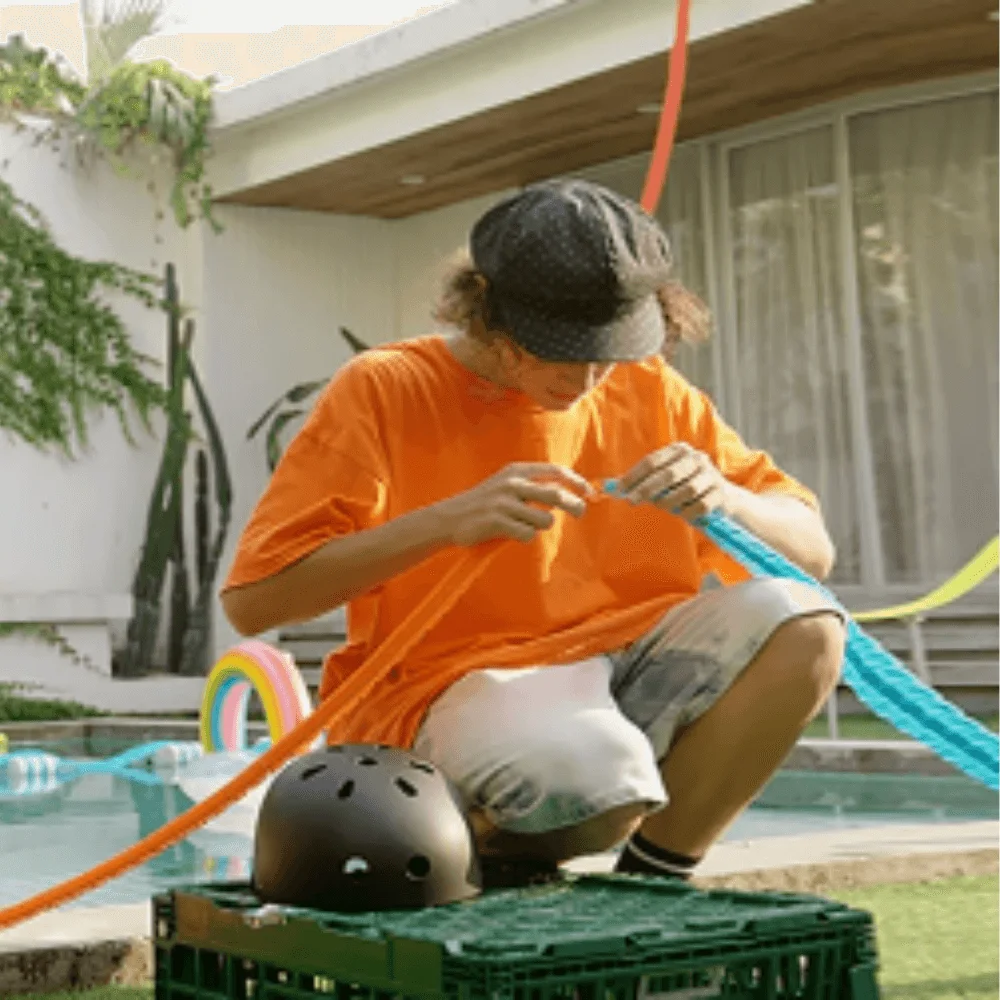 DinoSwift&trade; Set &ndash; Soar with the Anti-Gravity Dinosaur Car