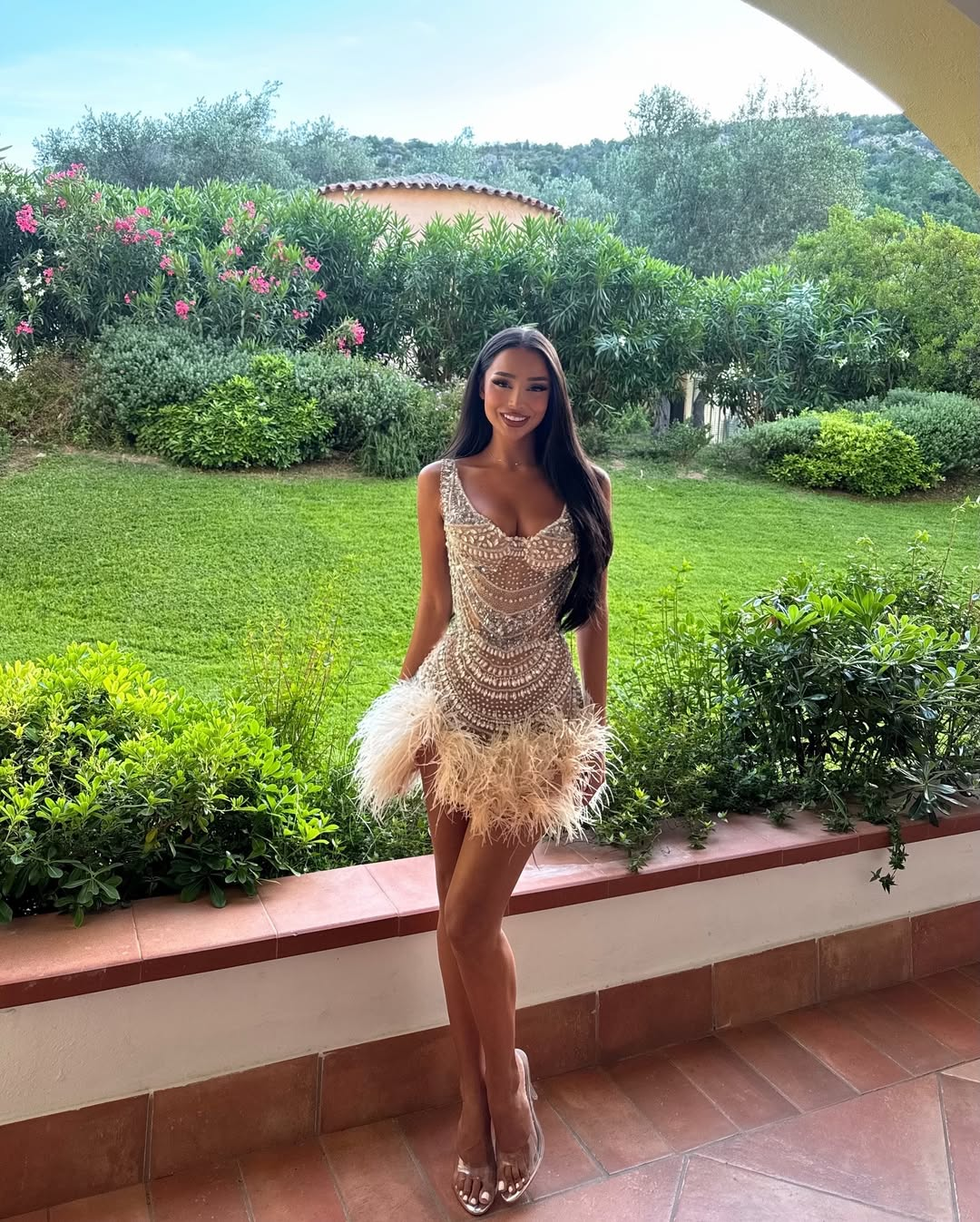 V-Neck Wide Shoulder Straps Sleeveless Short Homecoming Dress With Beading And Feathers | YK0154 Wellcucu