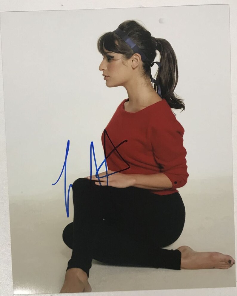 Lea Michele Signed Autographed Glossy 8x10 Photo Poster painting - COA Matching Holograms