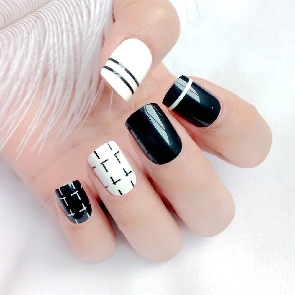 24Pcs Artificial Short Fake Nails 3D Holographic Sequins False Nails With Design DIY Full Cover Finger Tips Manicure Tools-Nail Inspo