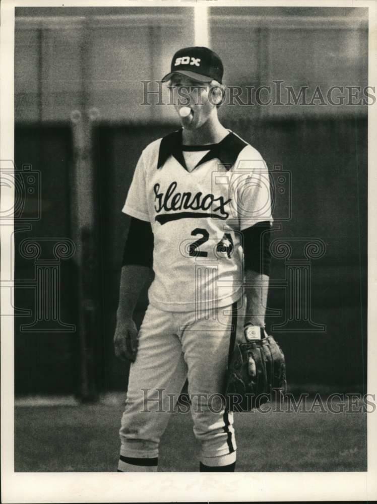 Press Photo Poster painting A Glens Falls White Sox player in the field - tus05845