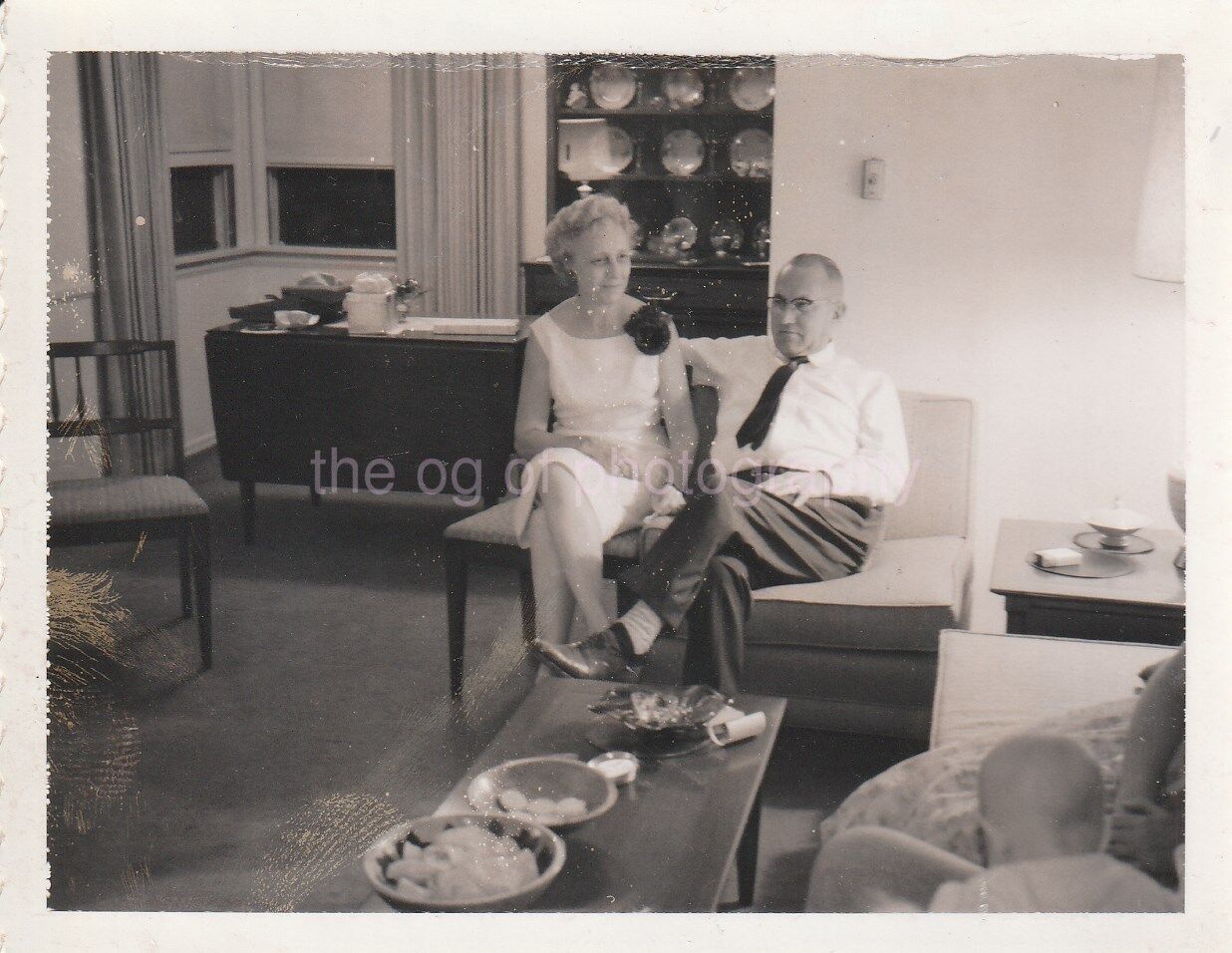 COUPLE AT EASE Man WOMAN Vintage FOUND Photo Poster paintingGRAPH bwOriginal 88 4