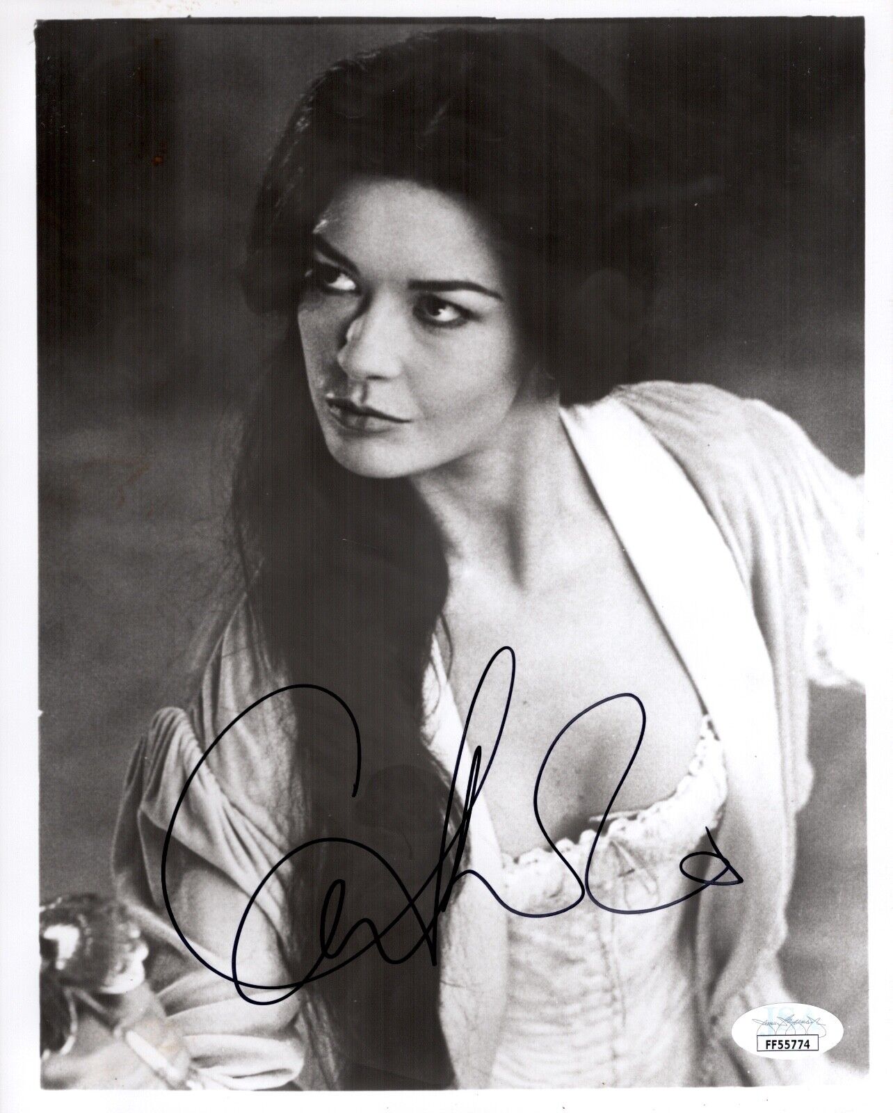 CATHERINE ZETA-JONES Signed ZORRO 8x10 SEXY Photo Poster painting IN PERSON Autograph JSA COA