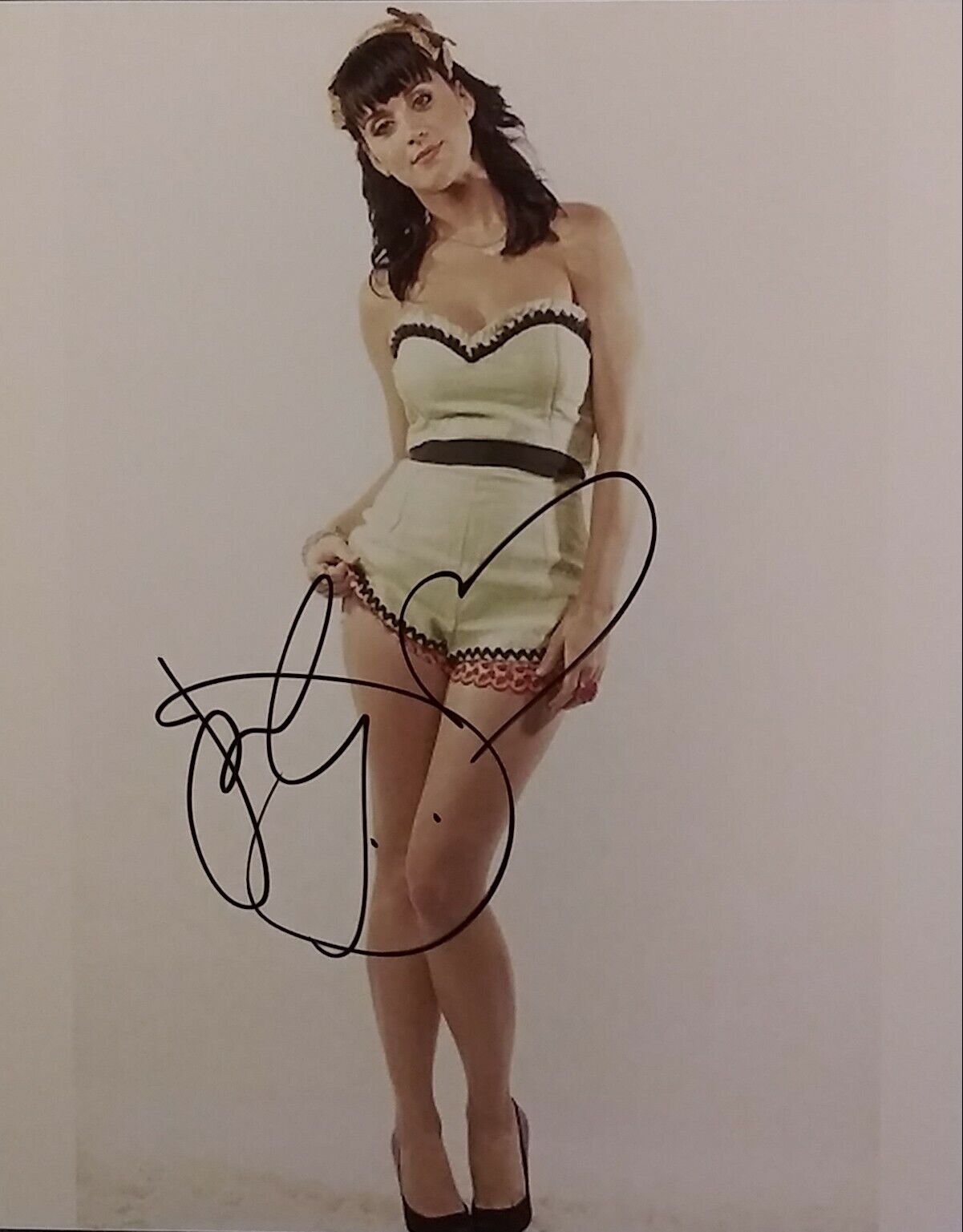 Katy Perry Signed 8 x 10