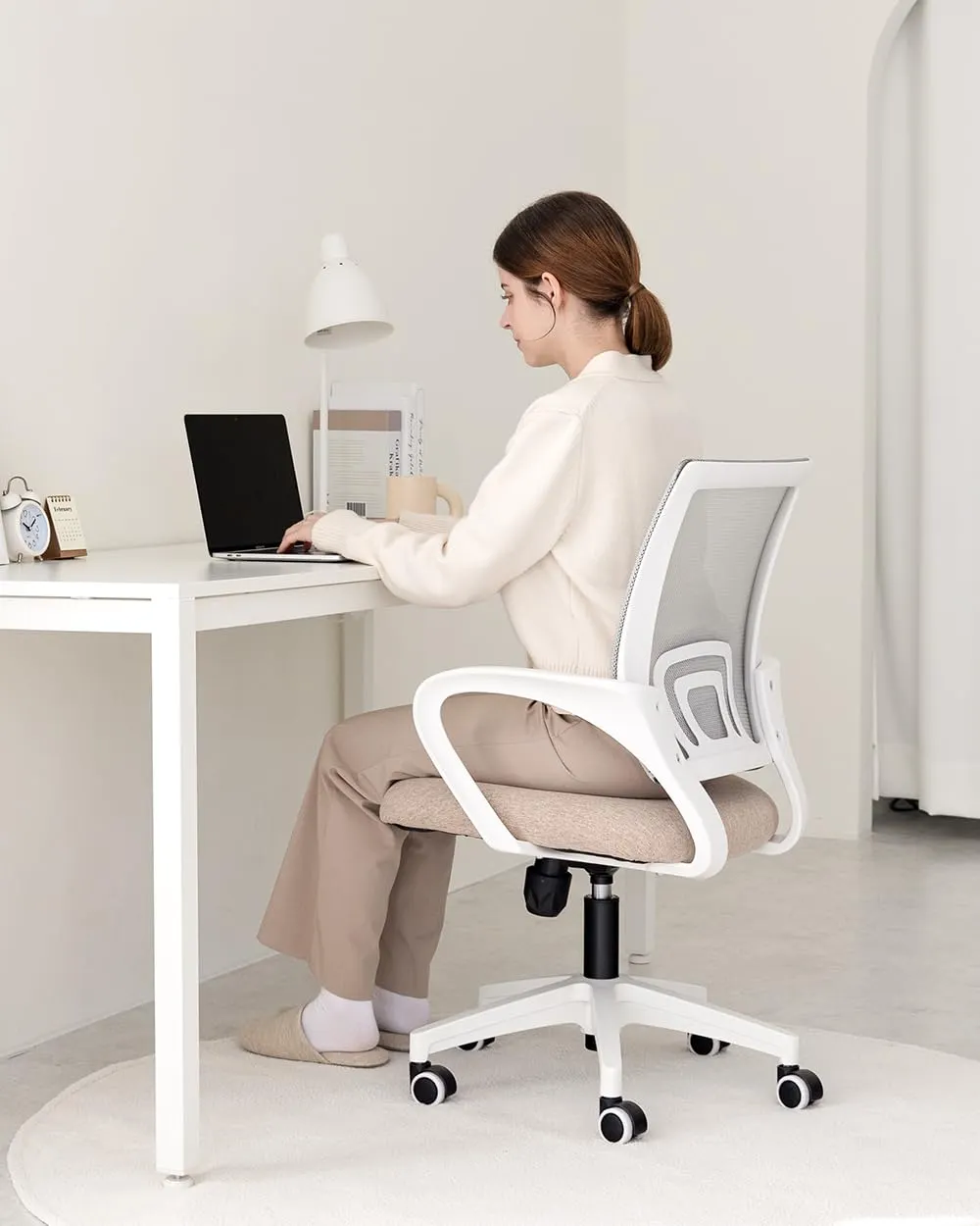 Comfort mesh racing seat with wheels