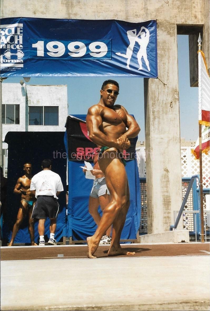 MUSCLE MAN Bodybuilder FOUND Photo Poster painting Color VENICE BEACH CALIFORNIA 910 2 X