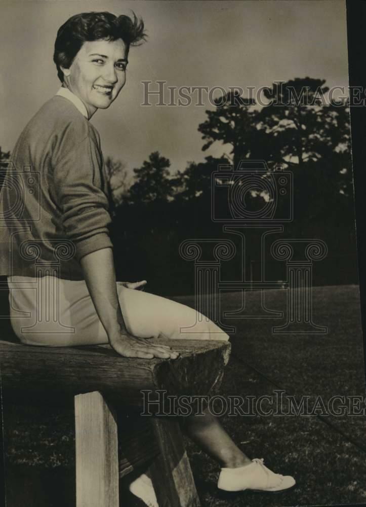 Press Photo Poster painting Golfer Mary Ann Reynolds Sits on Bench - sas22884