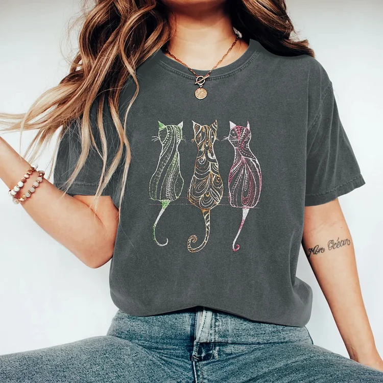 VChics Vintage Embroidered Cat Art T-Shirt