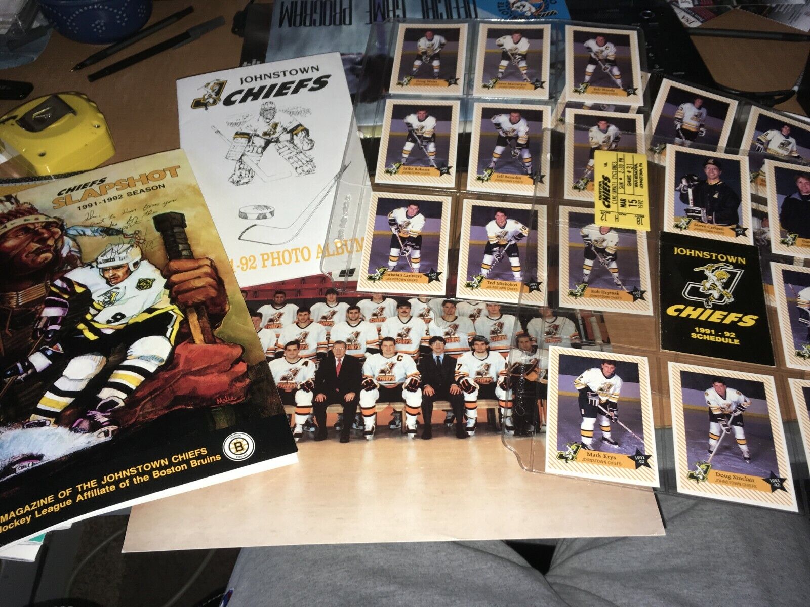 1991-92 Johnstown Chiefs SLAPSHOT Program Team Photo Poster painting Cards Schedule Stub