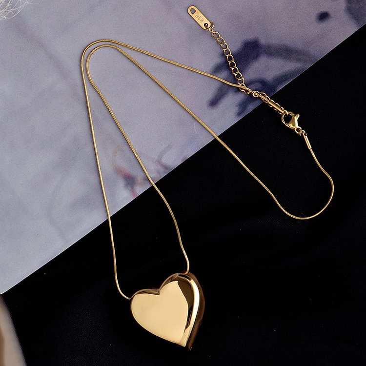 Fashion three-dimensional love clavicle chain