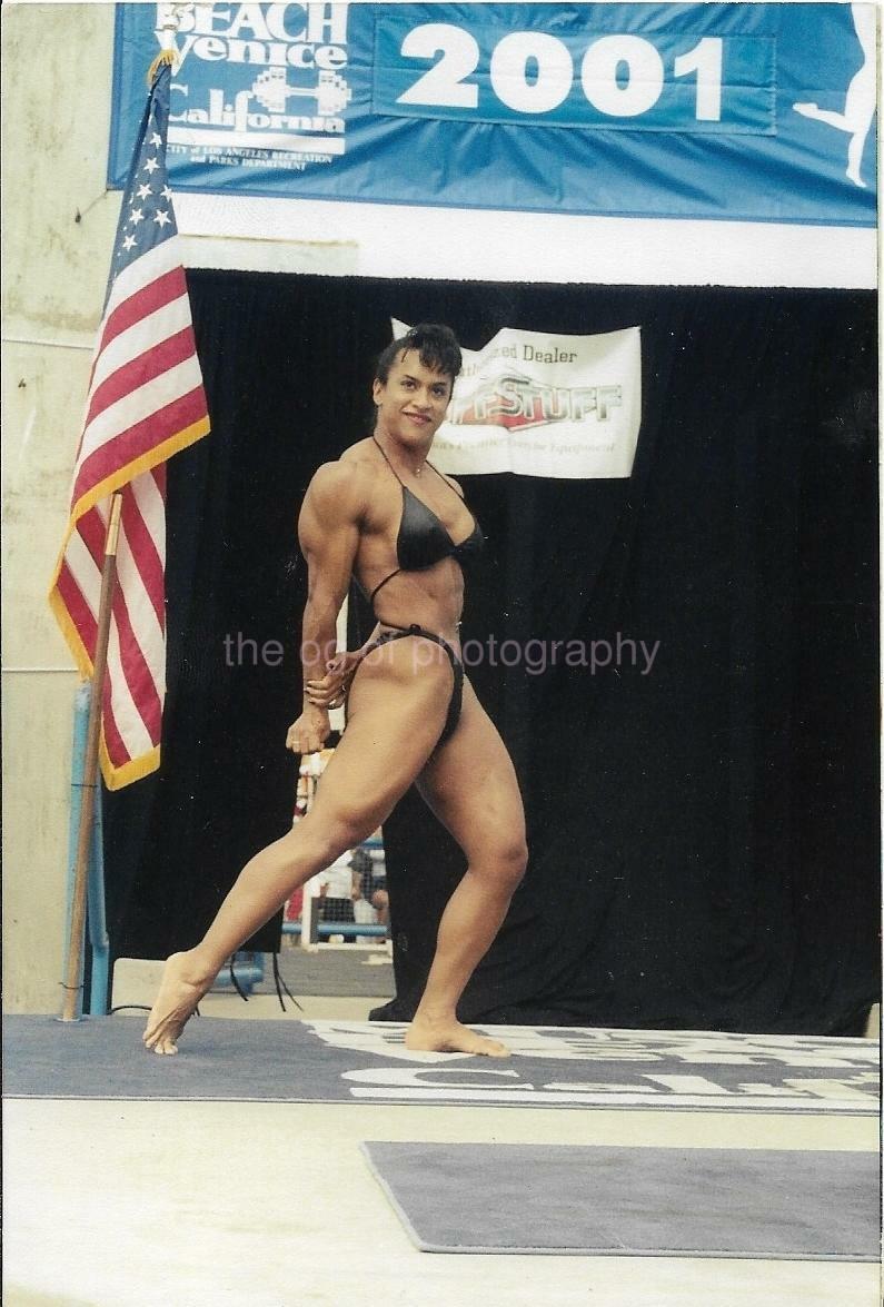 MUSCLE GIRL Woman FOUND Photo Poster paintingGRAPH Color VENICE BEACH CALIFORNIA Snapshot 01 25