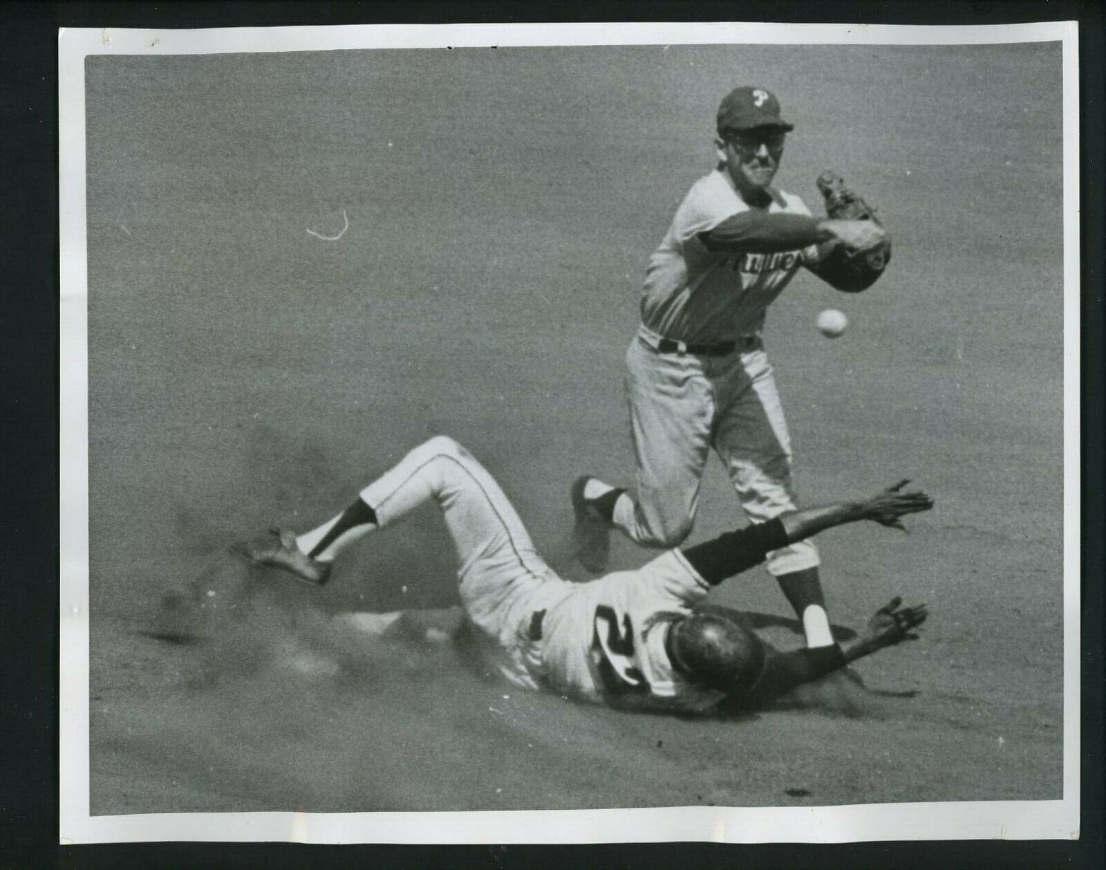 Cookie Rojas & Tito Fuentes 1966 Press Photo Poster painting Philadelphia Phillies SF Giants