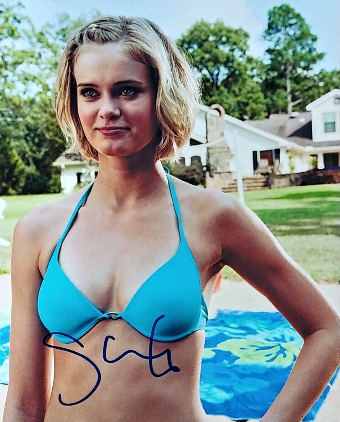 Sara Paxton signed 8 x 10