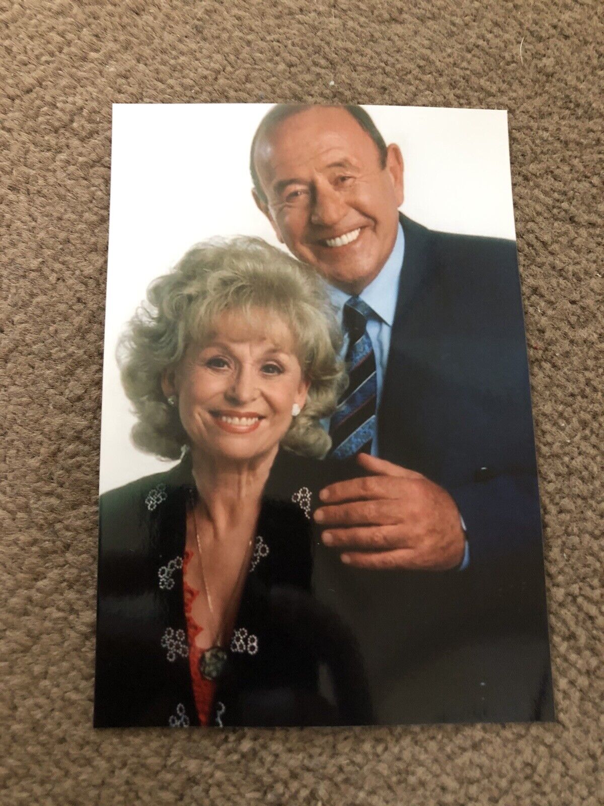 BARBARA WINDSOR & MIKE REID (EASTENDERS) UNSIGNED Photo Poster painting- 6x4”