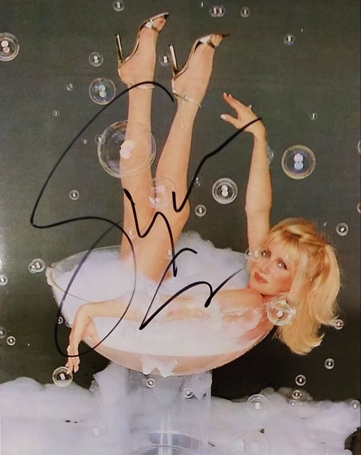 Suzanne Somers signed 8x10