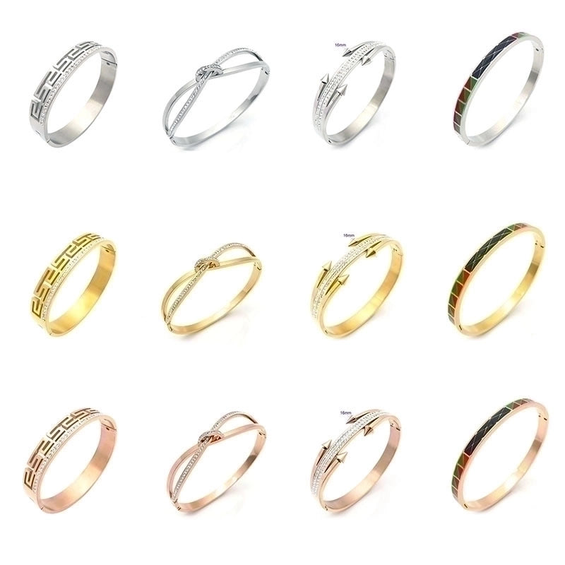 Minimalist Round Letter Knot Titanium Steel 18K Gold Plated Shell Zircon Bangle In Bulk