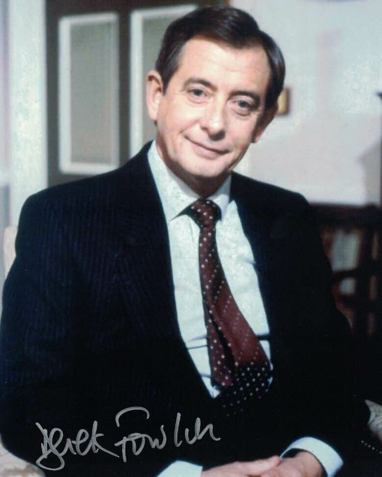 DEREK FOWLDS - Bernard Woolley in Yes Minister hand signed 10 x 8 Photo Poster painting