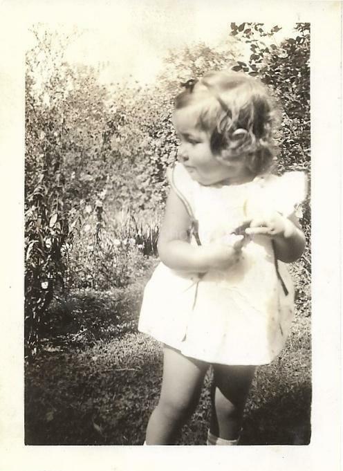 Found ANTIQUE Photo Poster painting bw YOUNG GIRL 1930's CHILD Snapshot VINTAGE 111 16 D