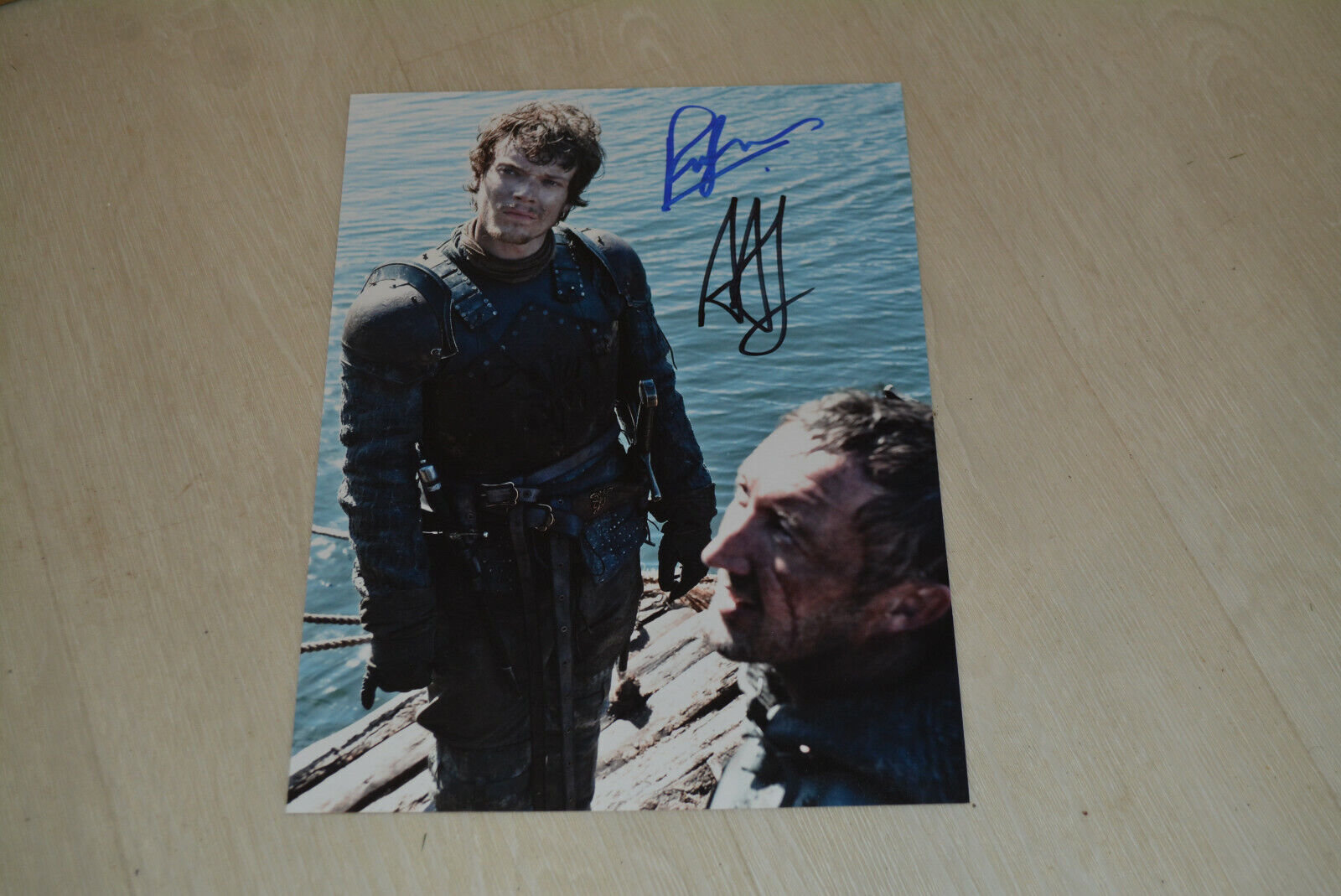 RALPH INESON & ALFIE ALLEN signed Autogramm 20x25 cm In Person GAME OF THRONES