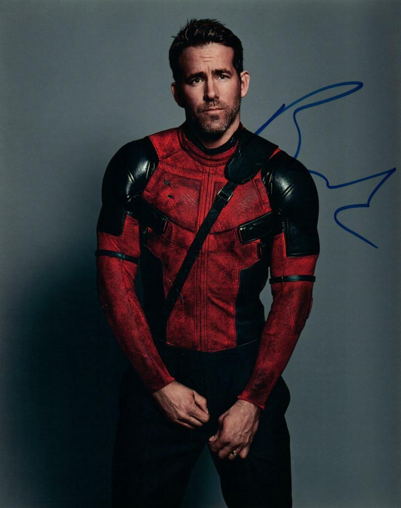 Ryan Reynolds signed 8x10 Photo Poster painting Pic autographed Picture with COA