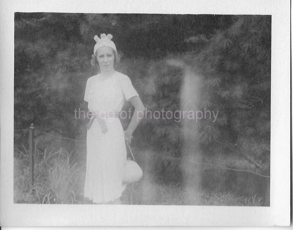 Vintage FOUND Photo Poster paintingGRAPH bw BACK AND WHITE Original WOMAN Snapshot 09 19 E