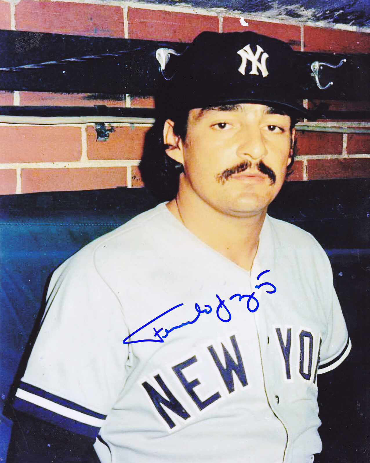 FERNANDO GONZALEZ NEW YORK YANKEES ACTION SIGNED 8x10