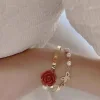 Bracelet de perles avec n&oelig;ud rose rouge