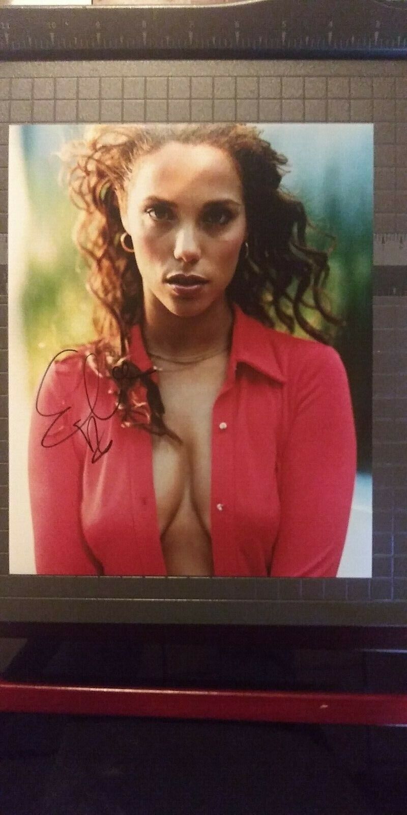 Elizabeth Berkley signed 8x10