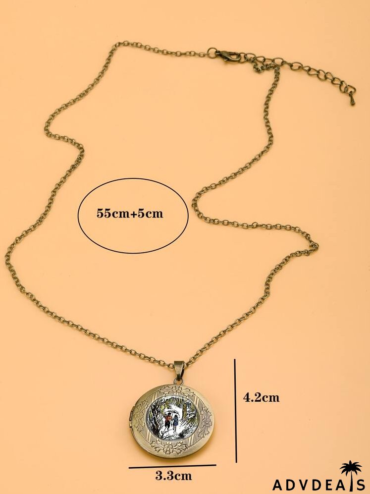 Graphic Detail Round Charm Necklace