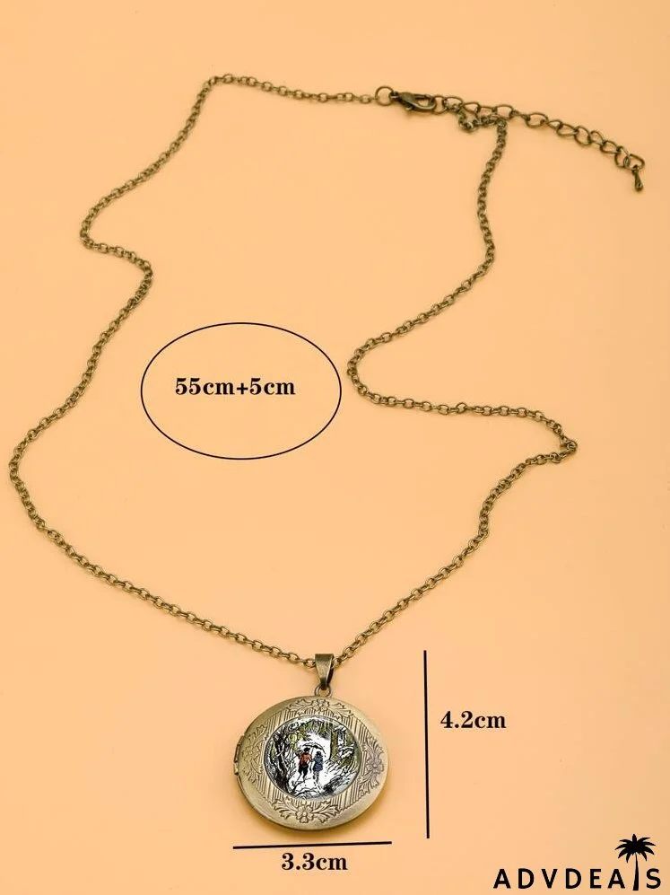 Graphic Detail Round Charm Necklace