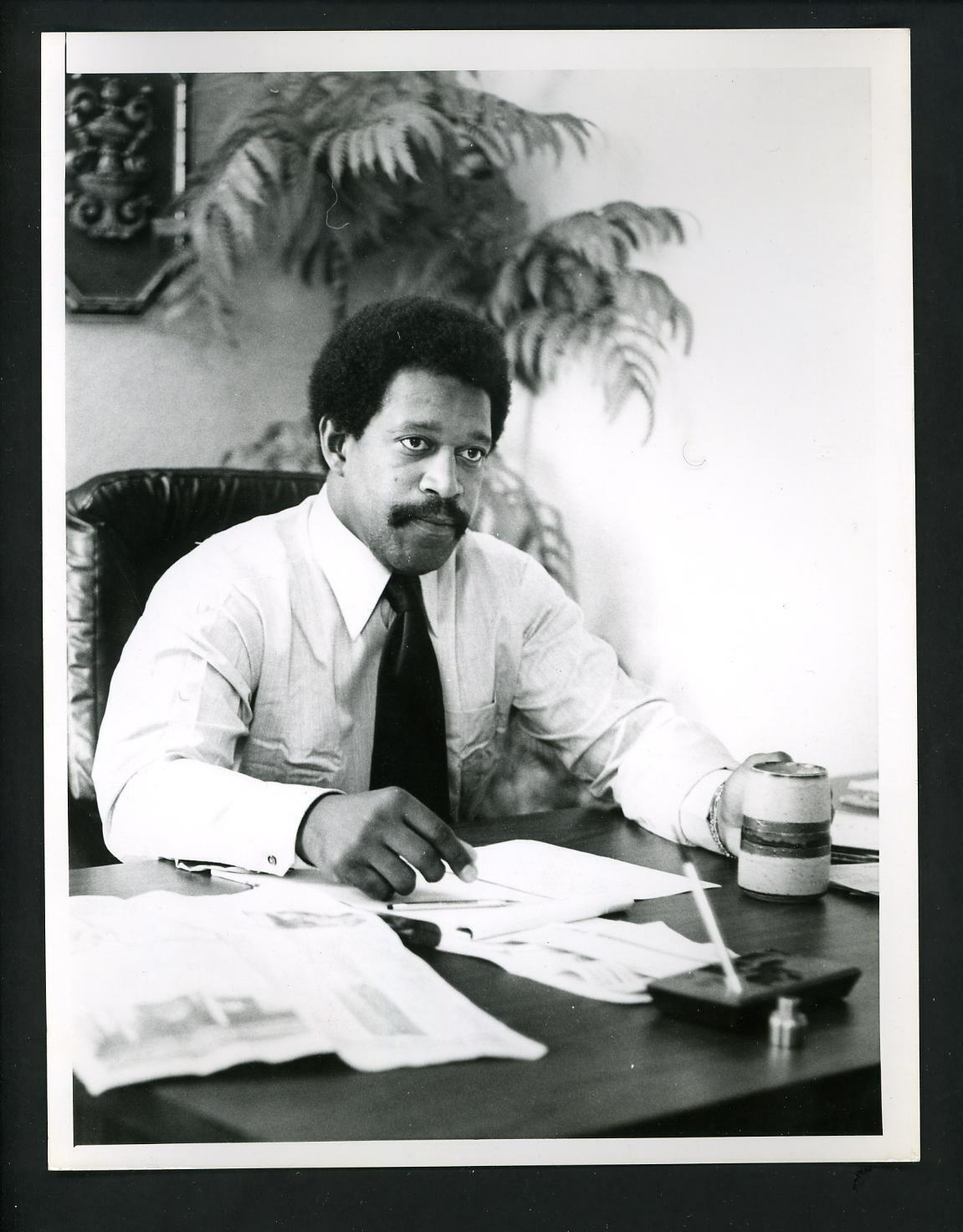 Gene Uphaw at work in his East Oakland office 1977 Press Photo Poster painting Oakland Raiders