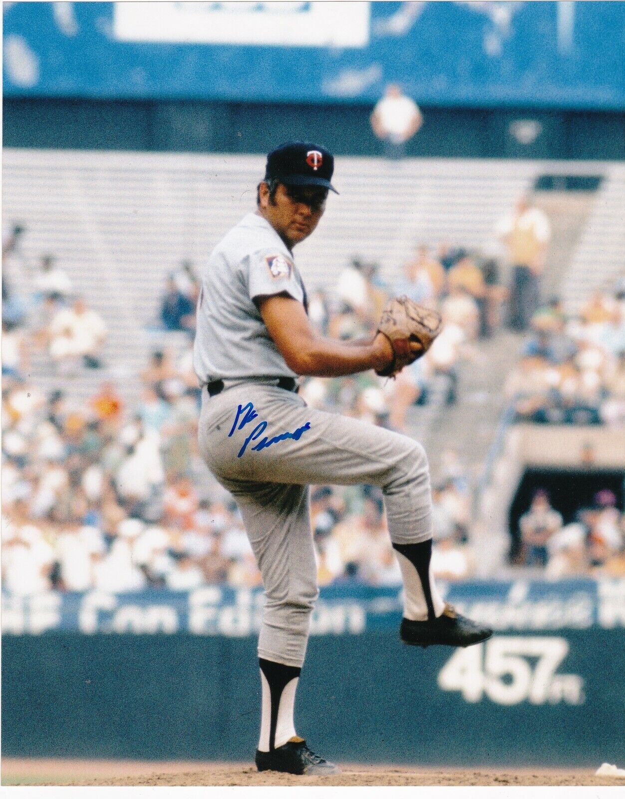 RON PERRANOSKI MINNESOTA TWINS ACTION SIGNED 8x10