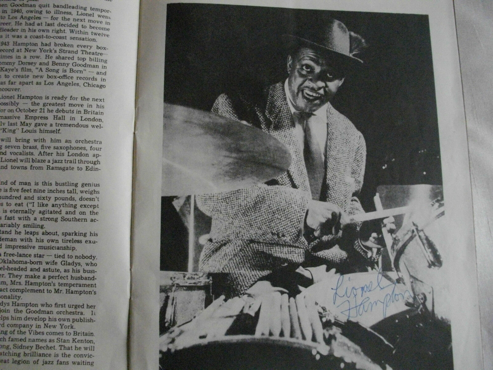 LIONEL HAMPTON AUTOGRAPHED PROGRAM JAZZ + 7 BAND SIGS 1956