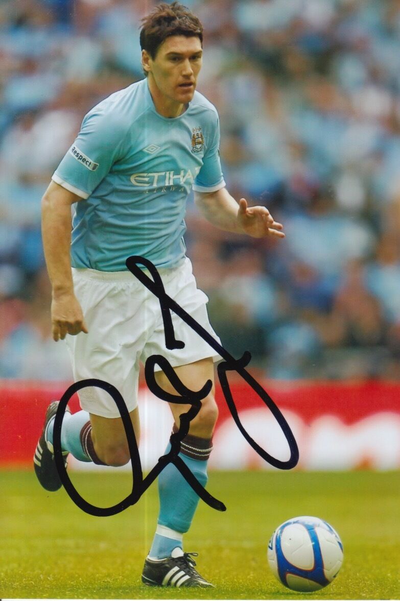 MANCHESTER CITY HAND SIGNED GARETH BARRY 6X4 Photo Poster painting.