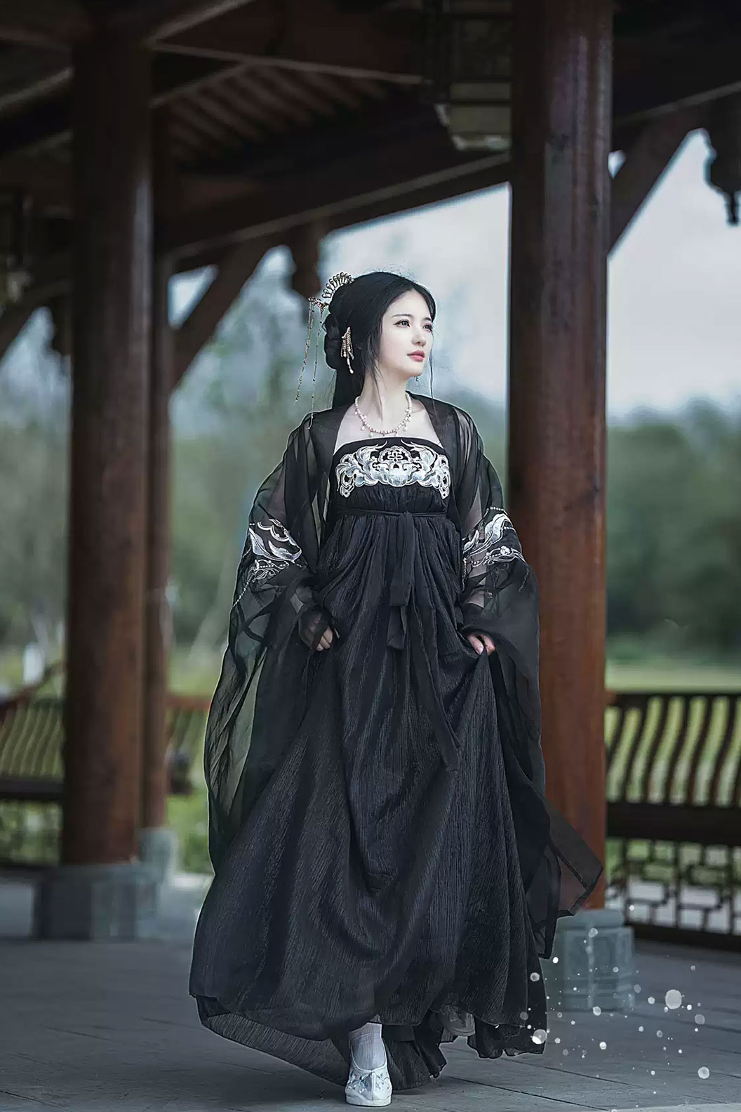 Wei Jin Dynasty Black Hanfu Dress with Camellia Embroidery for Spring and Summer - yumo 羽墨  Stupa Stones