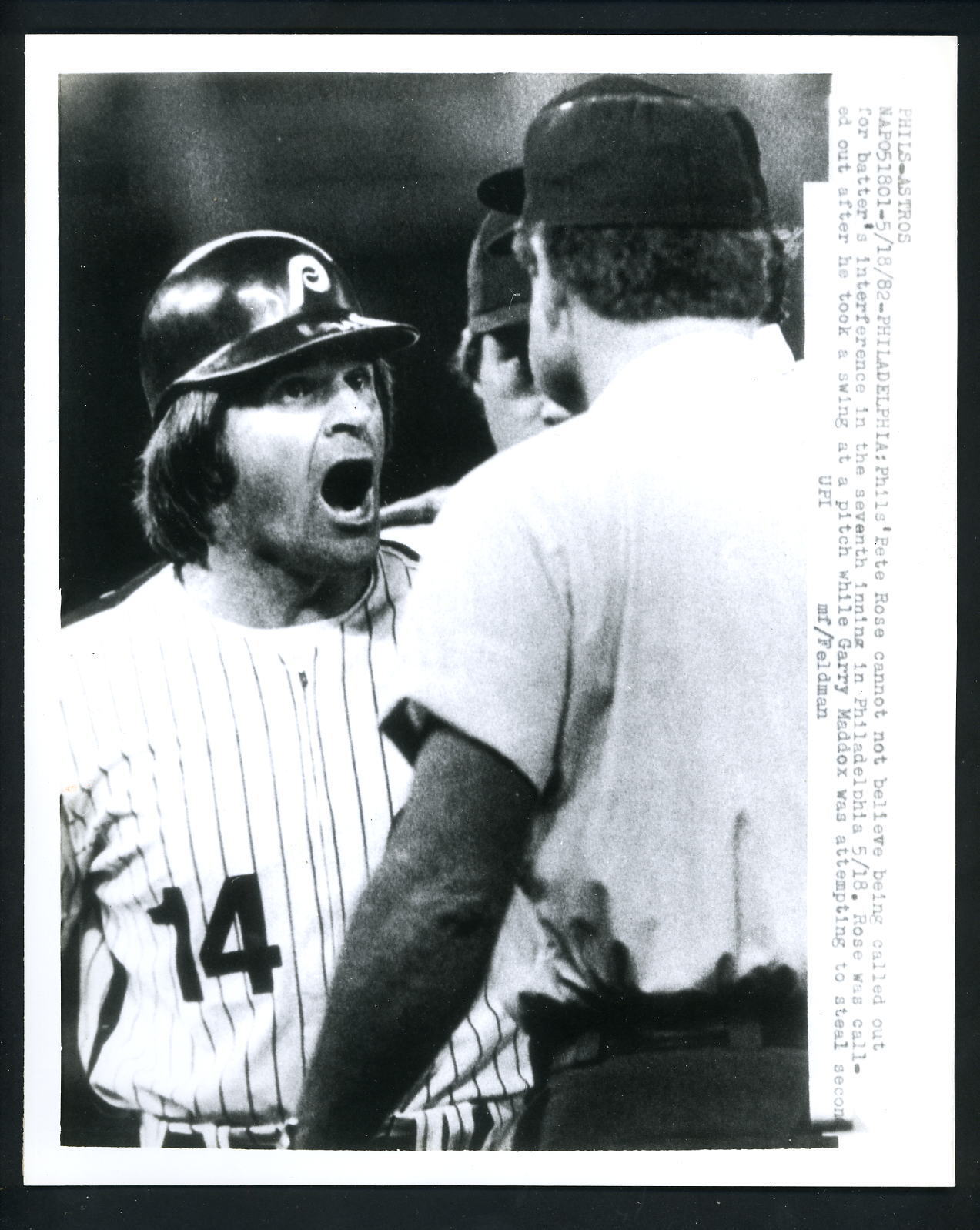 Pete Rose argues with umpire 1982 Press Photo Poster painting Philadelphia Phillies