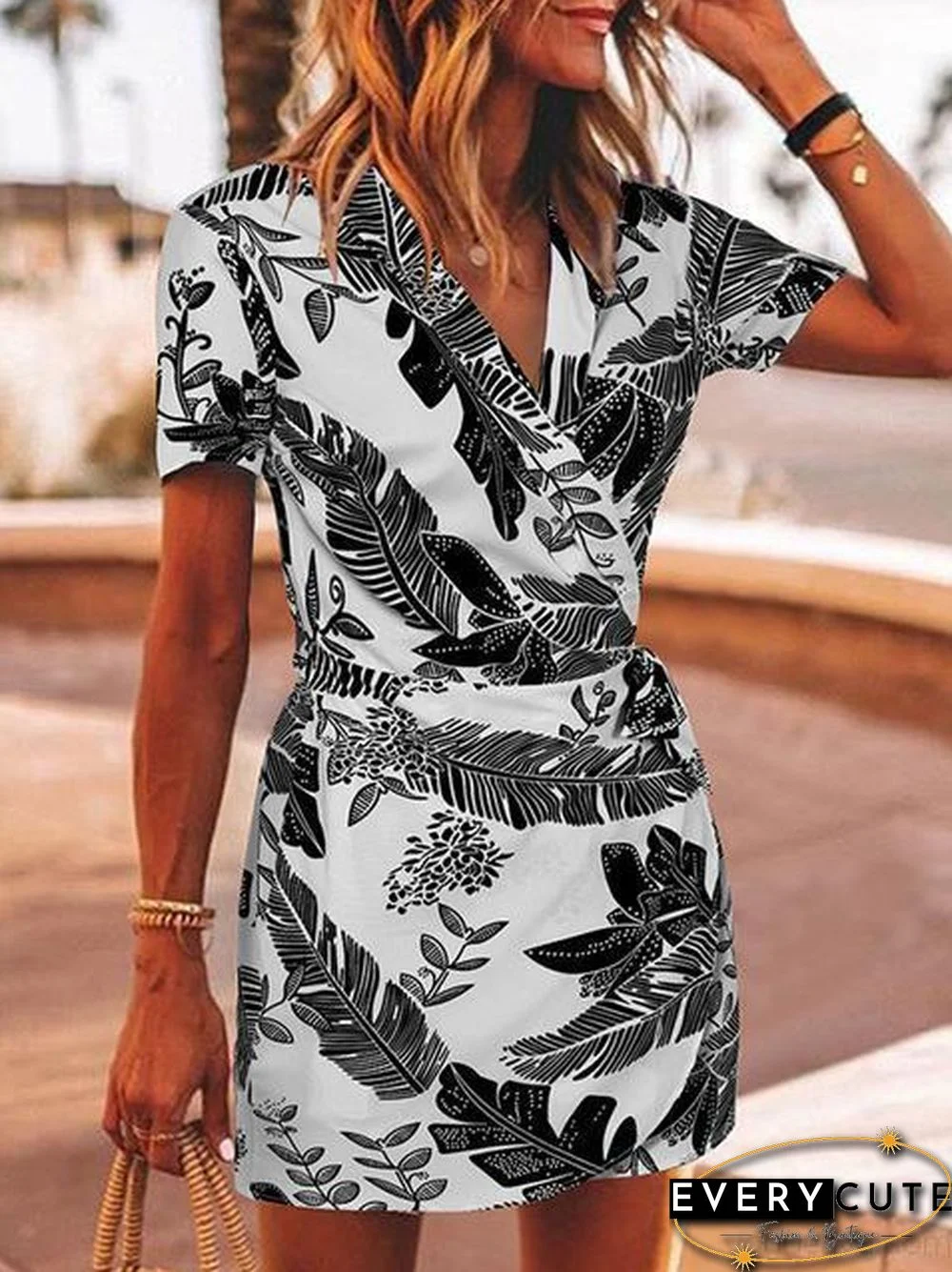 V Neck Leaves Printed Lace-Up Short Romper