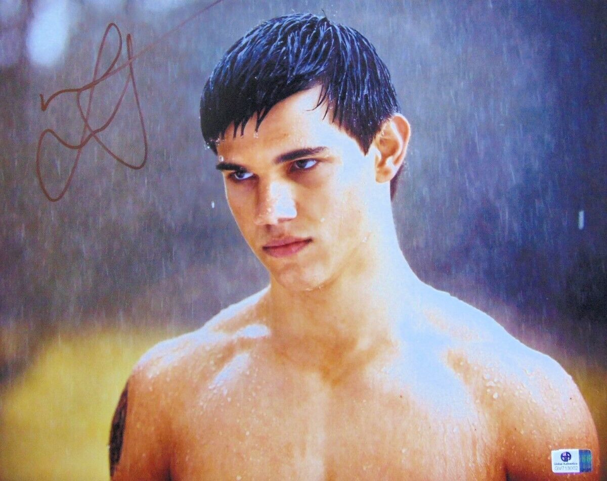 Taylor Lautner Signed Autographed 11X14 Photo Poster painting Twilight Standing in Rain GV713002