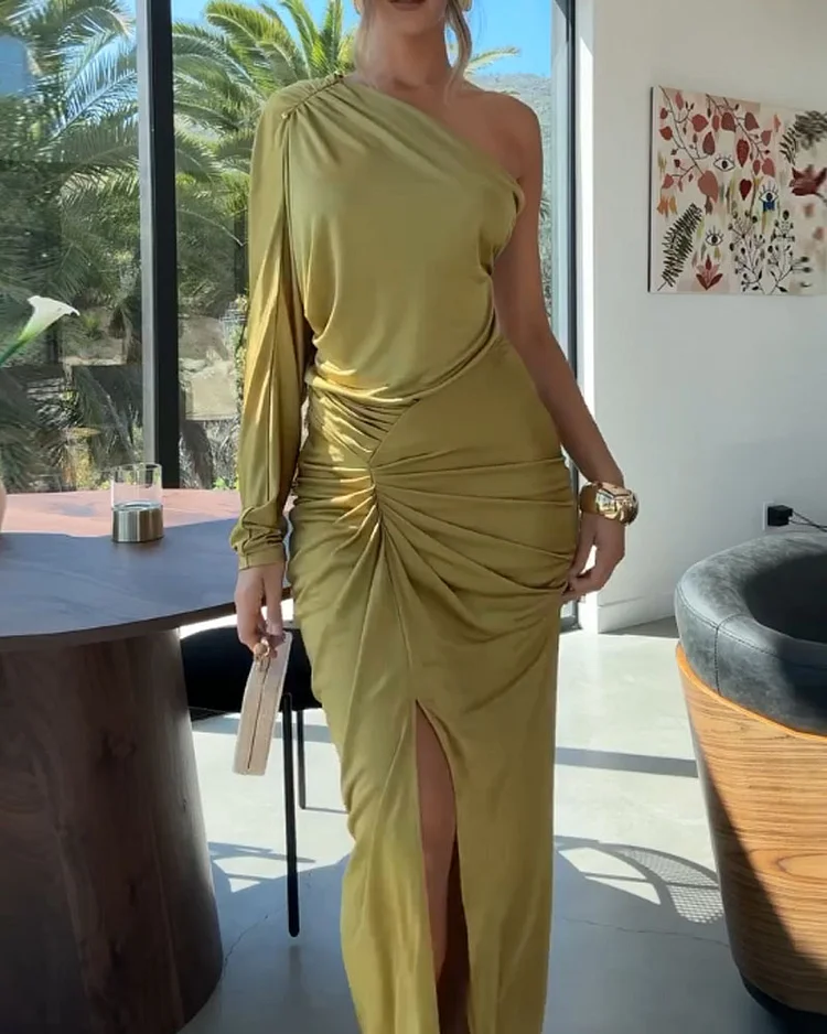 One shoulder pleated solid color dress