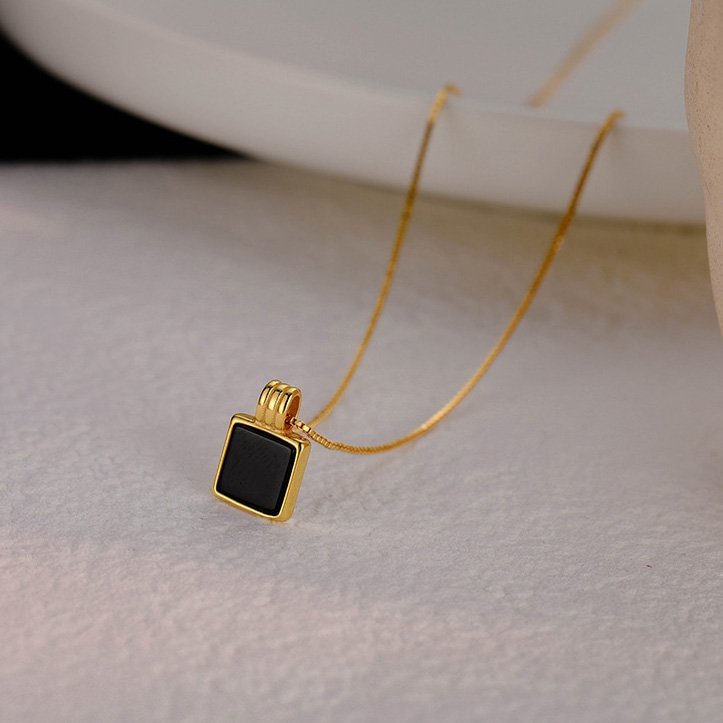 Geometric Necklaces