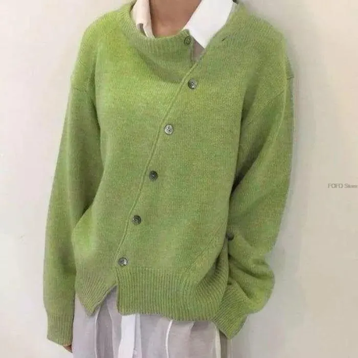 Frau in einem bunten Pullover gekleidet