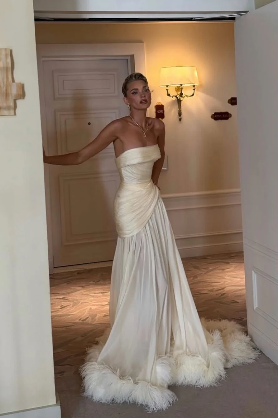 Lussooy Elegant Yellow Strapless Square Sleeveless Prom Dress With Feather 