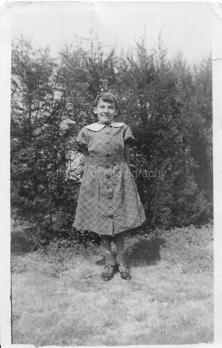 YOUNG GIRL Vintage FOUND Photo Poster paintingGRAPH bwOriginal Portrait 04 40 Y