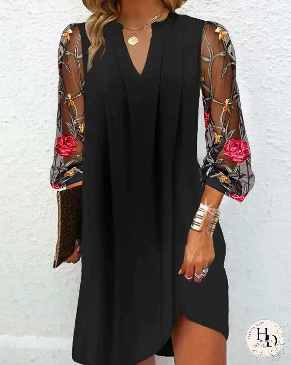 Vestido casual fruncido con parche de malla y bordado floral