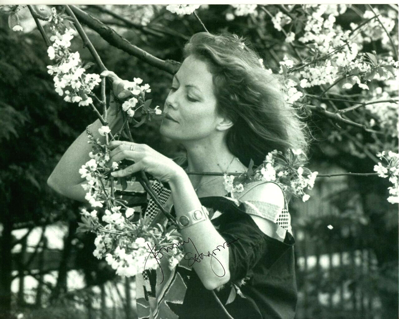 JENNY SEAGROVE hand-signed BEAUTIFUL YOUNG 8x10 OUTDOOR CLOSEUP w/ uacc rd COA