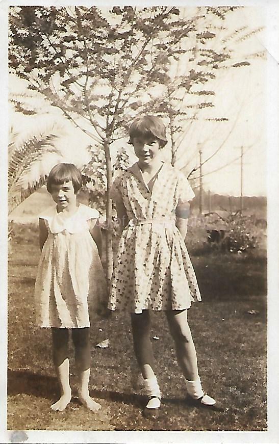 FOUND Photo Poster paintingGRAPH Black and White YOUNG GIRLS Original 112 30 J