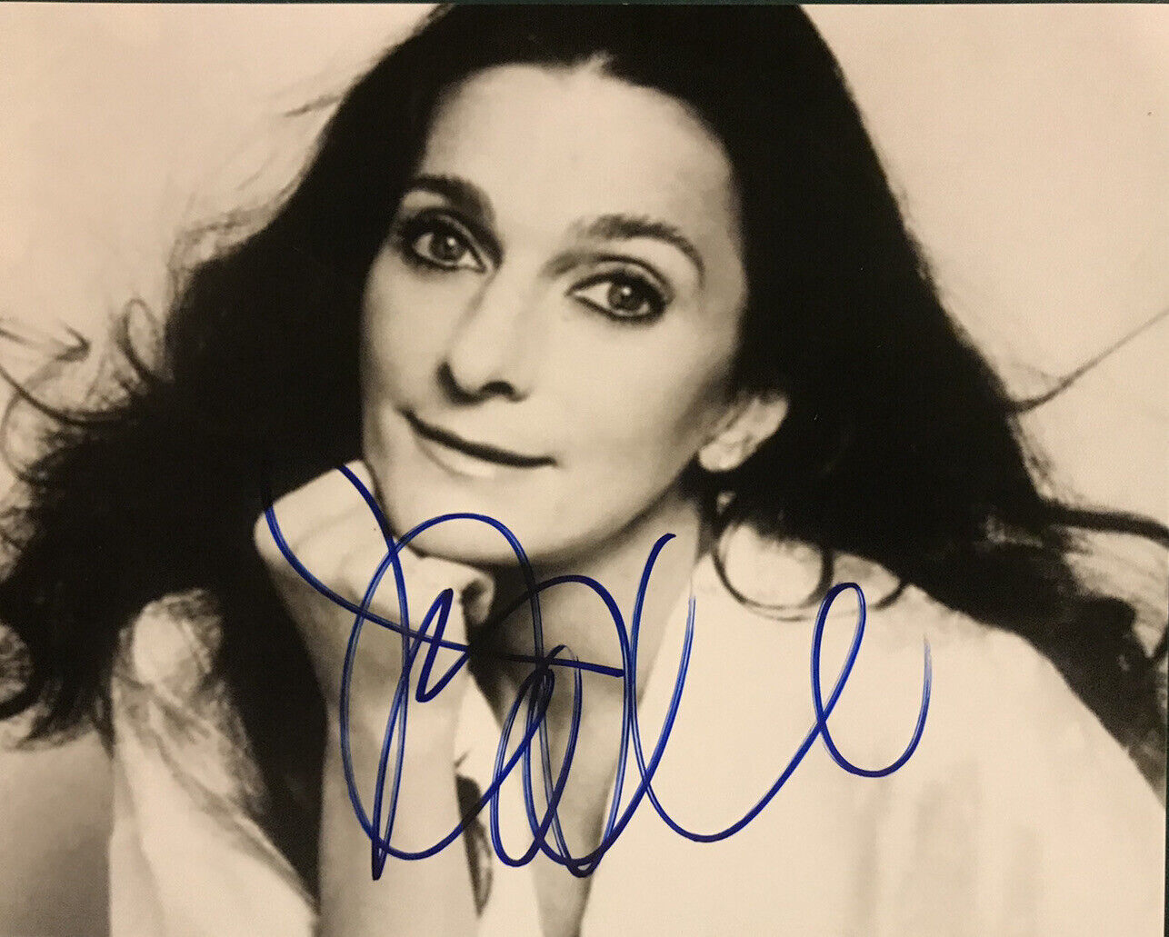 JUDY COLLINS HAND SIGNED 8x10 Photo Poster painting AUTOGRAPHED SINGER AUTHENTIC VERY RARE