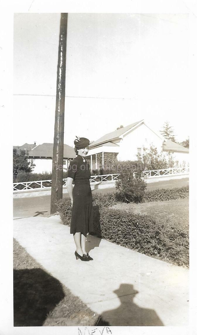 Vintage FOUND Photo Poster paintingGRAPH B&W Snapshot 1940′s SHADOW WOMAN 21 56 V