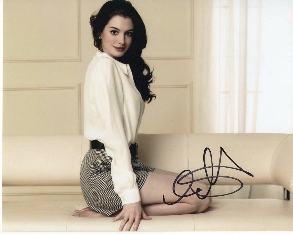 ANNE HATHAWAY SIGNED AUTOGRAPHED 8X10 Photo Poster painting - HOT SEXY CATWOMAN, BAREFOOT BEAUTY